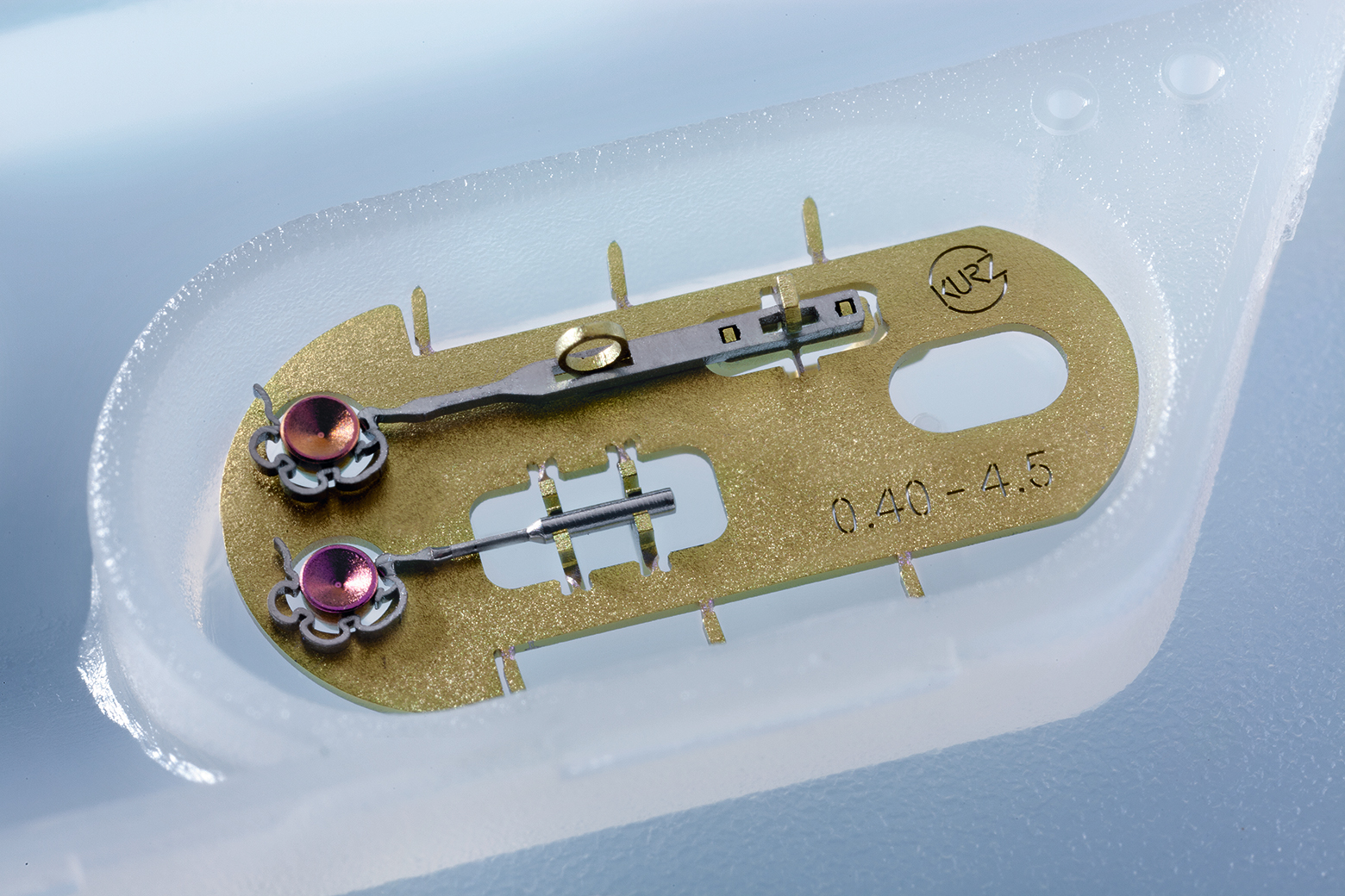 NiTiBOND Stapesprothese und Thermo-Dummy befinden sich zusammen in einem Plastikcontainer. NiTiBOND Stapesprothese und Thermo-Dummy befinden sich zusammen in einem Plastikcontainer.