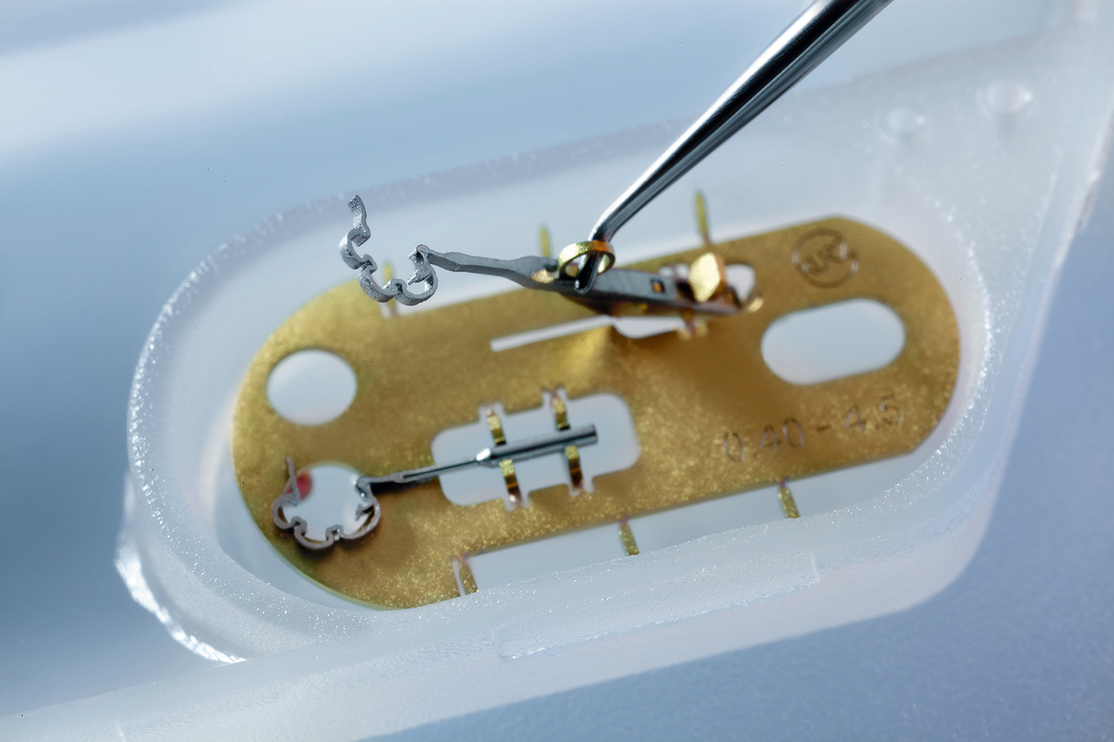 Der Thermo-Dummy wird mit einem feinen Instrument (Häkchen) angehoben. Der Thermo-Dummy wird mit einem feinen Instrument (Häkchen) angehoben.