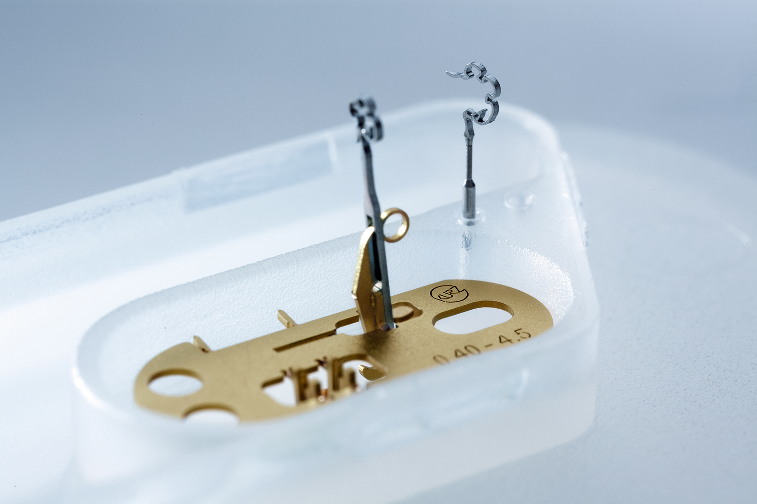 Nachdem der chirurgische Laser richtig eingestellt ist, kann er zum sicheren Schließen der NiTiBOND Stapesprothese verwendet werden. Nachdem der chirurgische Laser richtig eingestellt ist, kann er zum sicheren Schließen der NiTiBOND Stapesprothese verwendet werden.